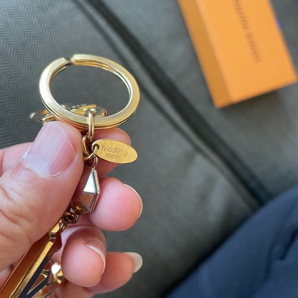 Authentic Louis Vuitton Porte Cles LV Facet Charm Key Ring Gold - Picture 10 of 10